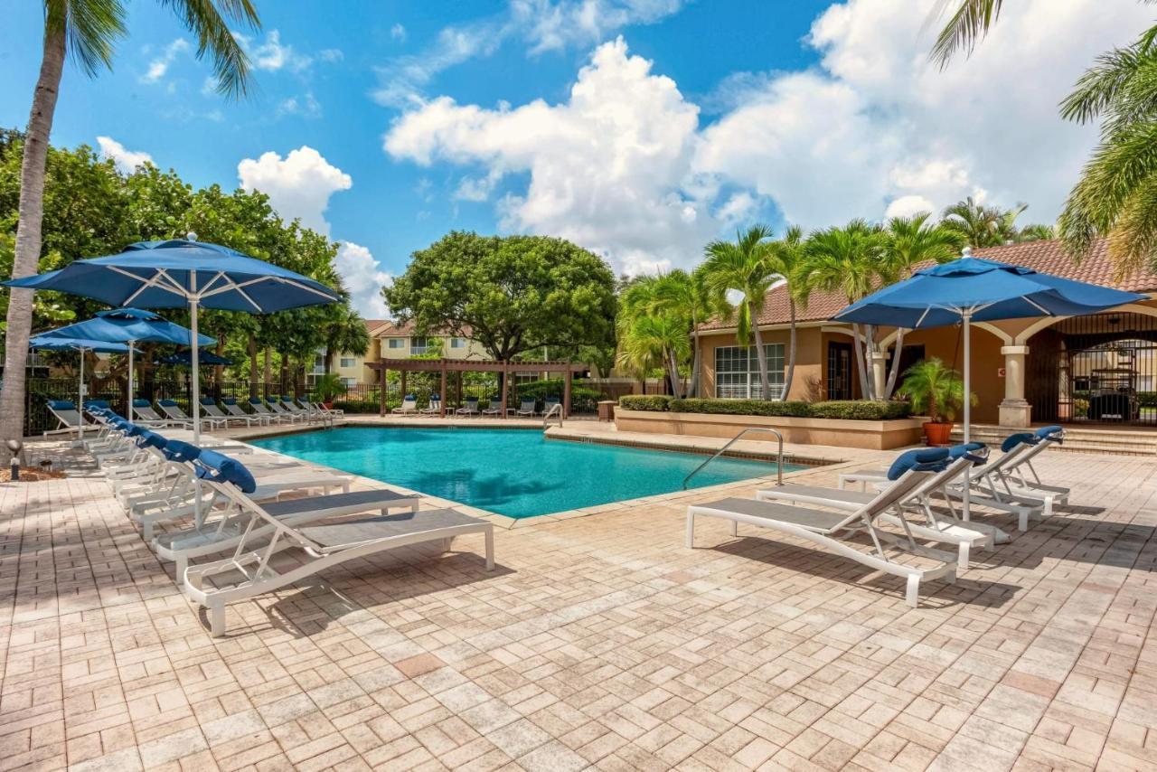 Luxurious Apartments With Pool And Gym At Boynton Beach Exteriör bild